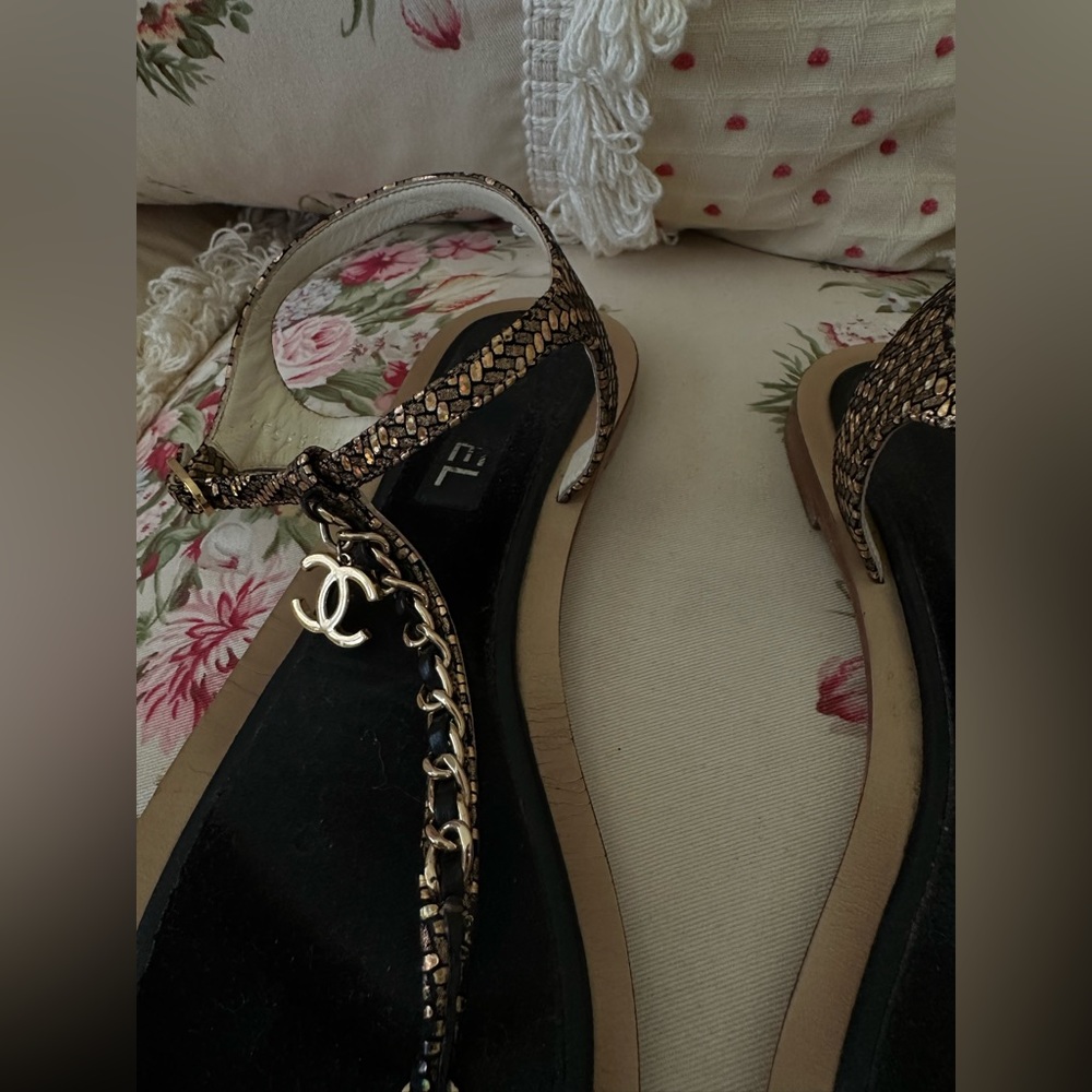 Authentic Chanel Sandals. - Picture 5 of 10